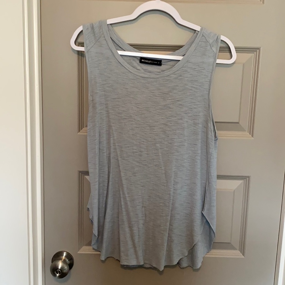 Scoop-neck flowy tank